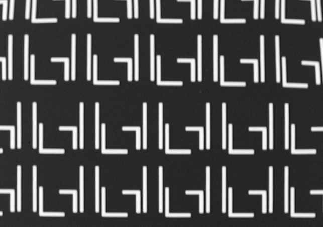 Zdjęcie metamateriału terahercowego bazującego na efekcie plazmonicznej przezroczystości wykonane z wykorzystaniem SEM