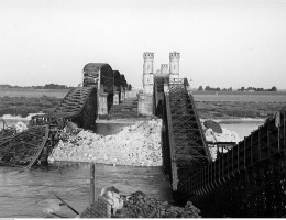 Most na Wiśle pod Tczewem, wysadzony przez polskich saperów, we wrześniu 1939 roku